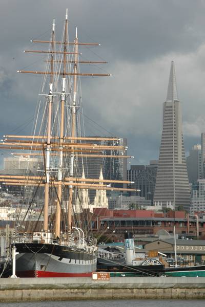 Veleiro e barcos do museu Marítimo de San Francisco; ao fundo, a torre TrasnAmerica (1972), projeto de William Pereira 