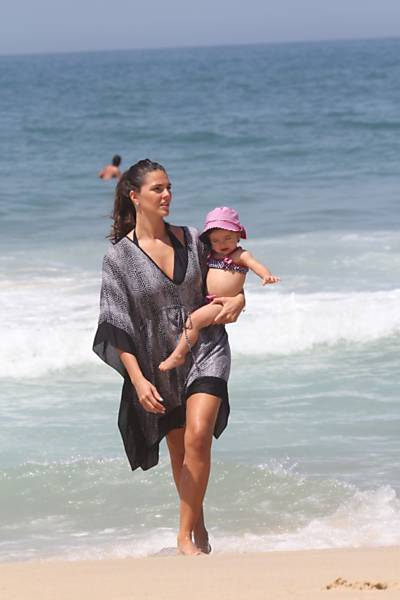 Daniella Sarahyba vai com a filha à praia do Leblon