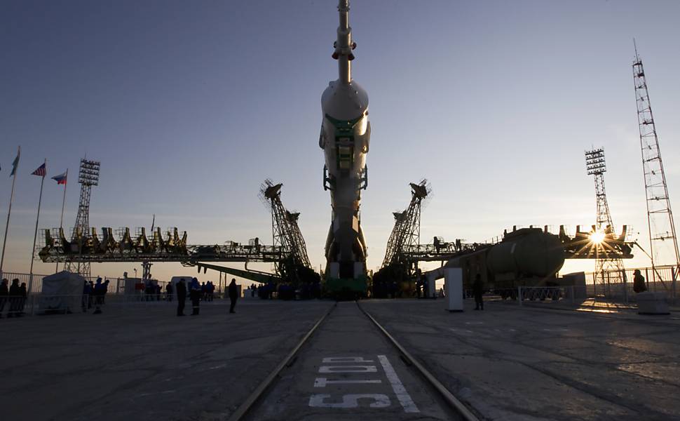 Astronautas pegam 'carona' em nave russa; lançamento é na segunda
