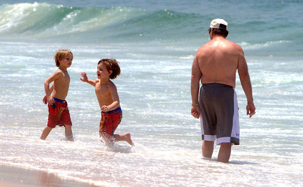 Filhos de Britney Spears curtem praia com o avô no Rio