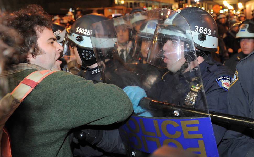 Polícia remove "Ocupe Wall Street" em Nova York
