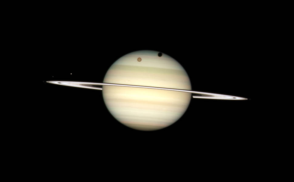 Estudo diz que a lua Titã, de Saturno, reúne condições químicas, atmosféricas e de temperatura para seres vivos <a href='http://www1.folha.uol.com.br/bbc/1011422-estudo-identifica-planetas-com-mais-chance-de-abrigar-vida-extraterrestre.shtml'>Leia Mais</a>