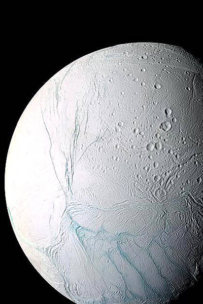 Imagem da lua Encéladus, que ficou em décimo lugar na lista dos astros "habitáveis", feita pela sonda Cassini <a href='http://www1.folha.uol.com.br/bbc/1011422-estudo-identifica-planetas-com-mais-chance-de-abrigar-vida-extraterrestre.shtml'>Leia Mais</a>