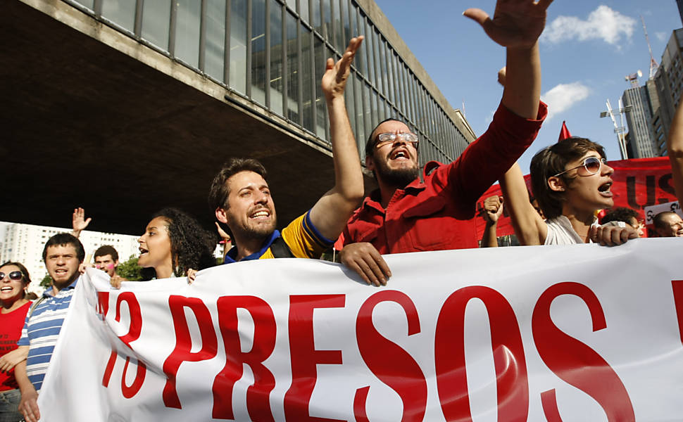 Estudantes da USP protestam na avenida Paulista