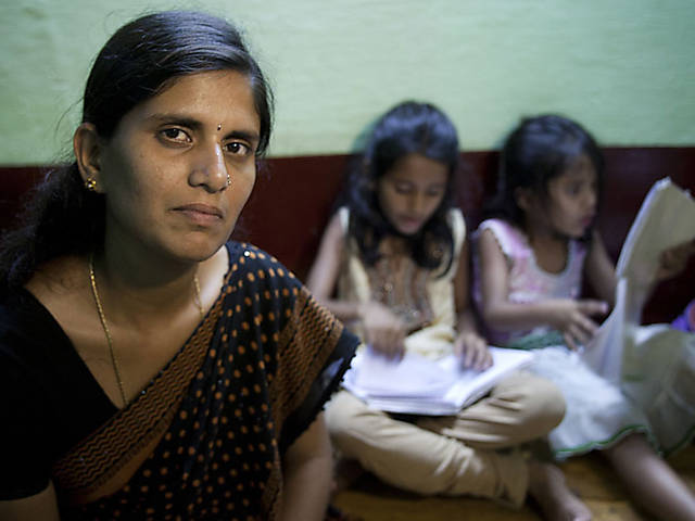 Shobha vive com três filhas e descobriu que era portadora do HIV no quarto mês de gravidez. "As pessoas me evitavam e evitavam tocar ou beijar minhas filhas. Elas me aconselharam a deixar minhas filhas com a minha mãe" 