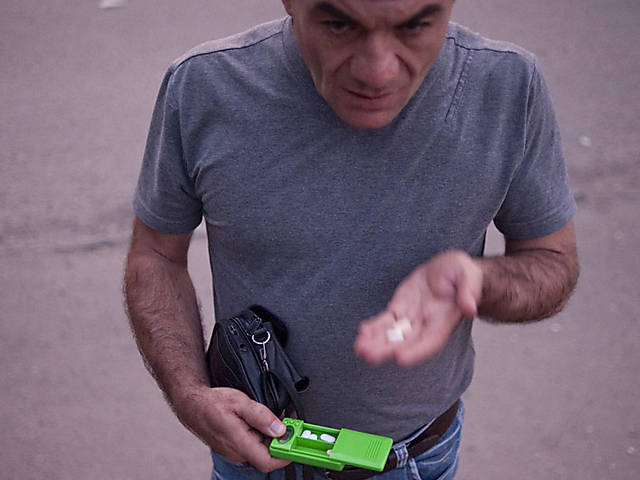 Timur Rizoev, 41, do Tadjiquistão, diagnosticado HIV positivo em 2005, depois de abandonar o vício em heroína. "Muitos dos meus familiares, que sabiam que eu era usuário de drogas, pararam de falar comigo depois de saber que eu tinha sido infectado. As únicas pessoas que me aceitaram foram minha mãe e minha irmã mais nova." 