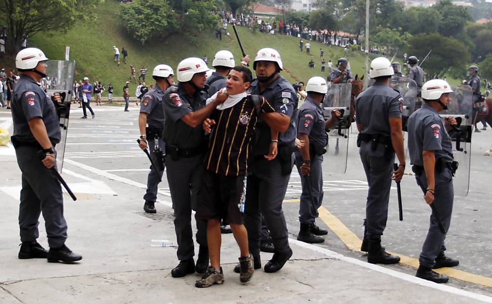 Confronto entre torcedores e policiais no Pacaembu