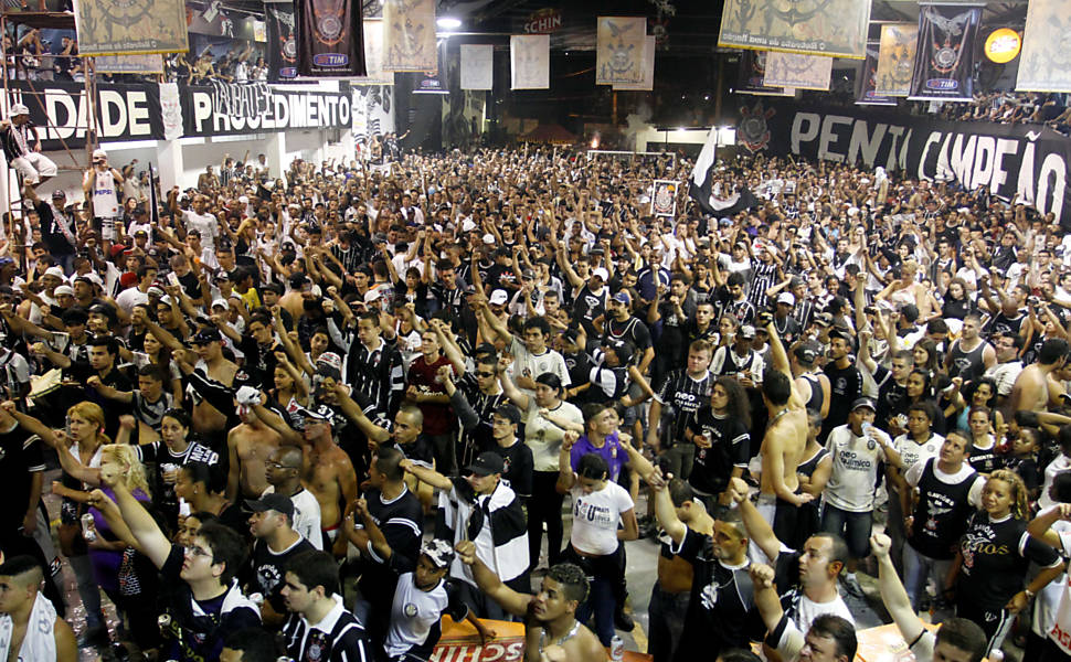 Torcedores do Corinthians comemoram título na quadra da Gaviões