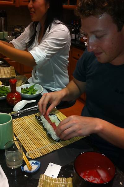 Mark Zuckerberg faz comida japonesa com os amigos