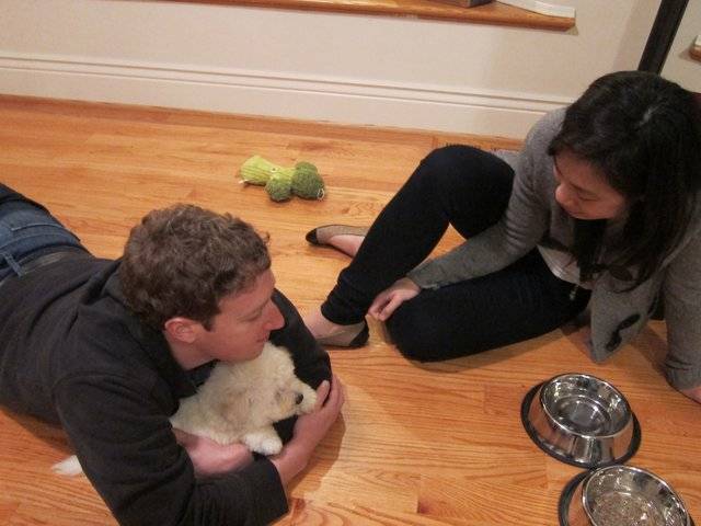 Mark Zuckerberg abraçado a Beast e a namorada