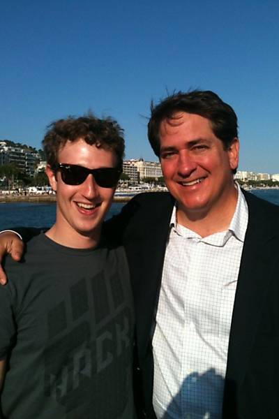 Mark Zuckerberg com homem não identificado