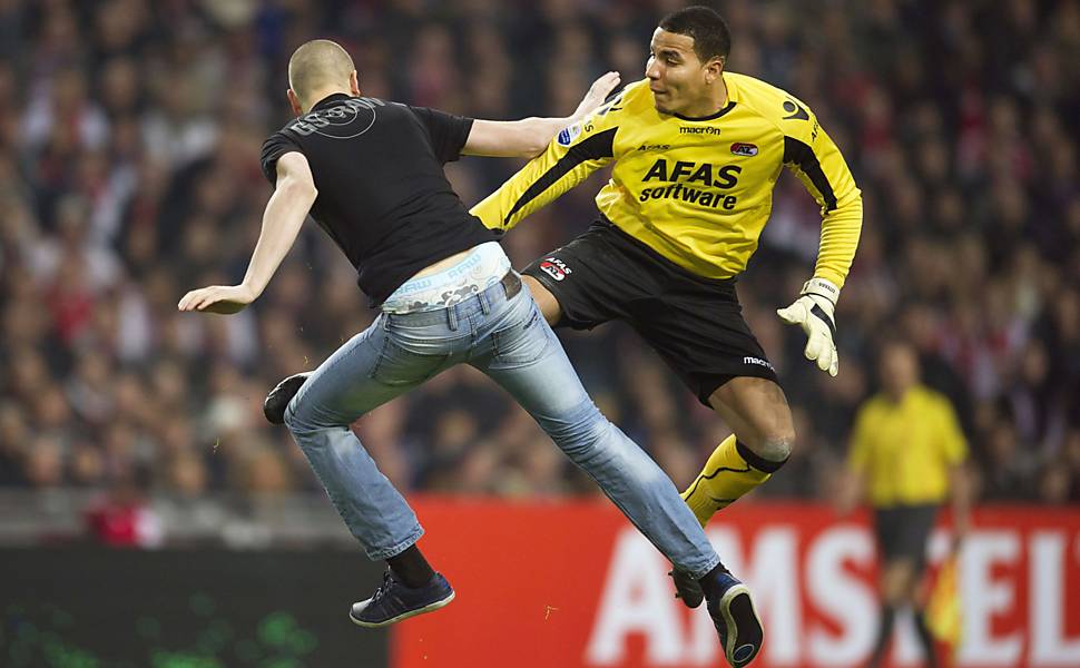 Goleiro agride torcedor do Ajax no campo