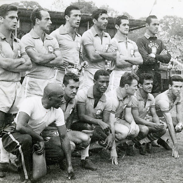 Seleção de 1958 que enfrentou a Áustria. Zagallo está agachado à direita; Diferentemente dos colegas de posição, ele recuava para auxiliar na marcação quando o time não tinha a posse da bola