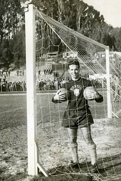 Zagallo posa para foto em treino da seleção em 1962, no Chile