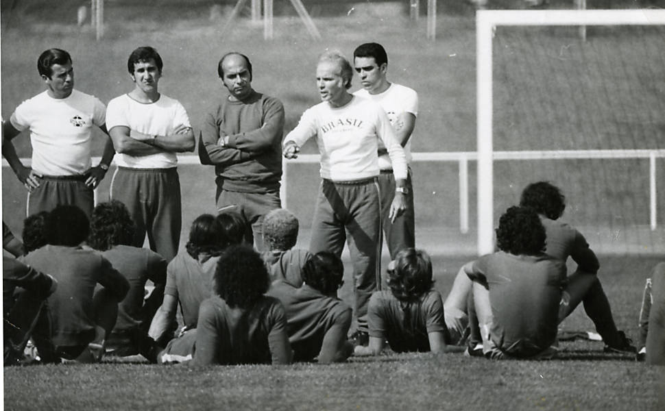 Com Parreira como preparador físico, Zagallo conversa com os jogadores da seleção