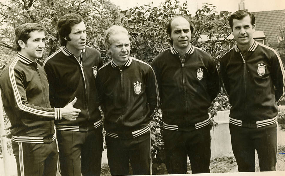 Zagallo posa para foto com Claudio Coutinho e Parreira em 1974