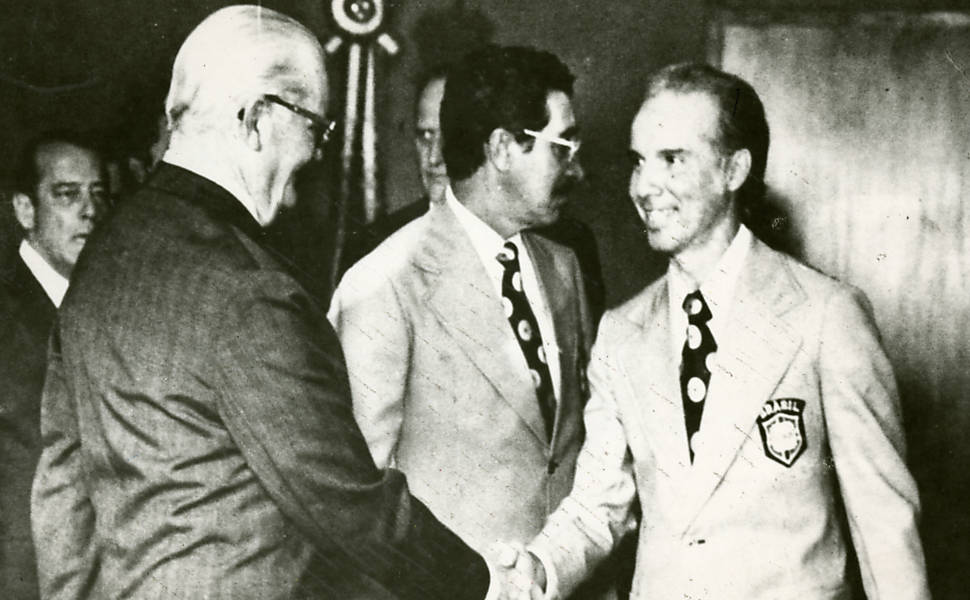 O presidente Ernesto Geisel cumprimenta Zagallo