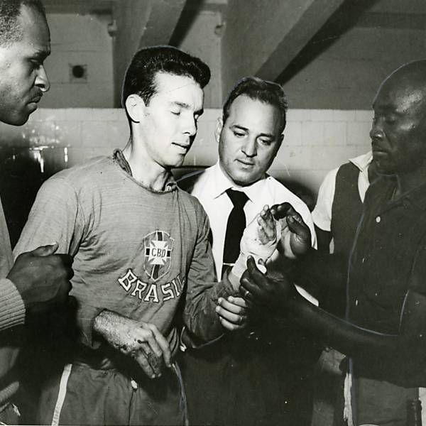 Zagallo recebe atendimento do massagista Mário Américo e do dentista Mario Trigo