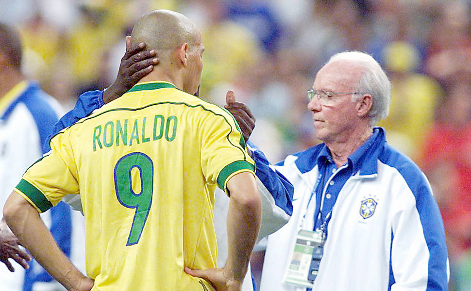 Zagallo consola Ronaldo depois do Brasil perder a final da Copa de 1998