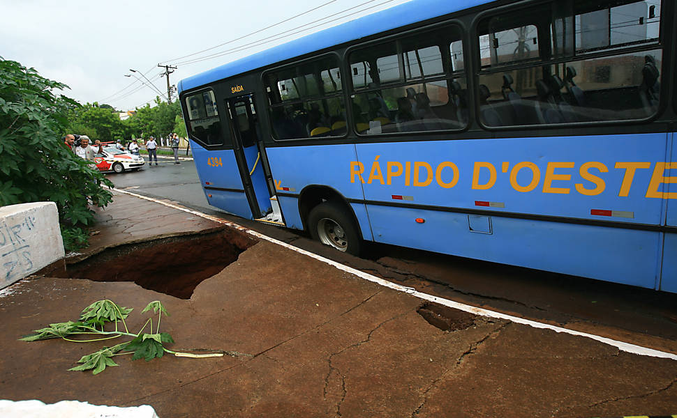 Ônibus afunda em cratera em Ribeirão Preto
