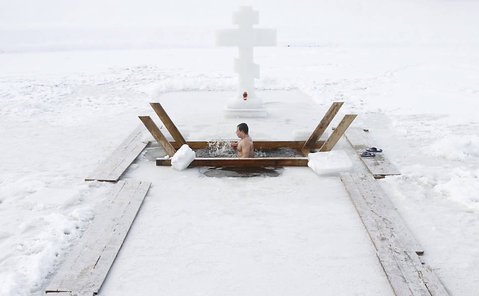 Russos comemoram data religiosa com banho gelado