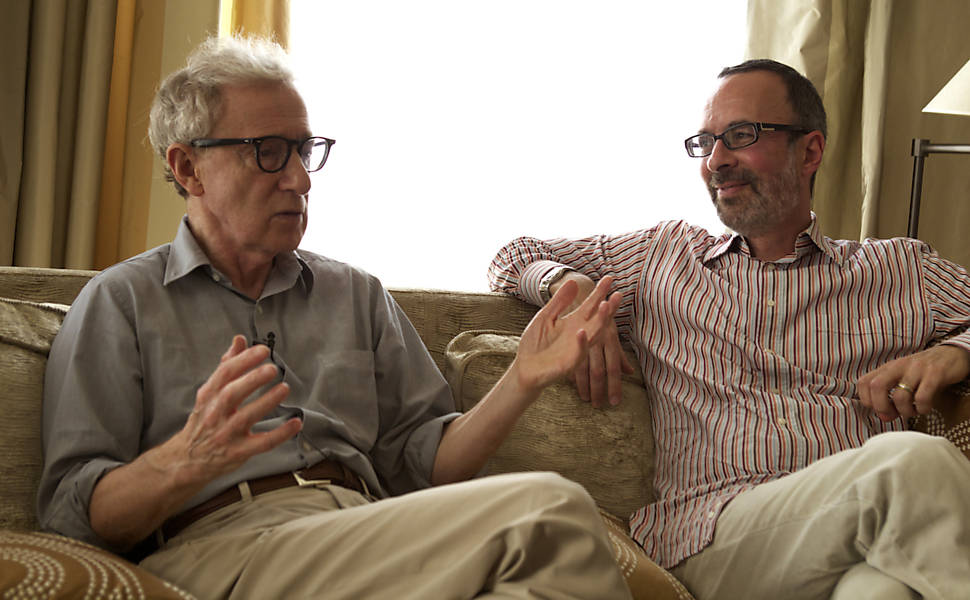 Woody Allen ao lado de Robert Weide, diretor do filme "Woody Allen, A Documentary"