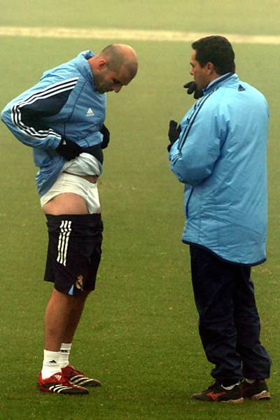 Zidane se arruma enquanto conversa com Luxemburgo em treino do Real Madrid