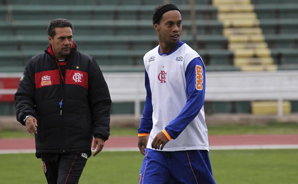 Ronaldinho e Luxemburgo em treino do Flamengo na Bolívia