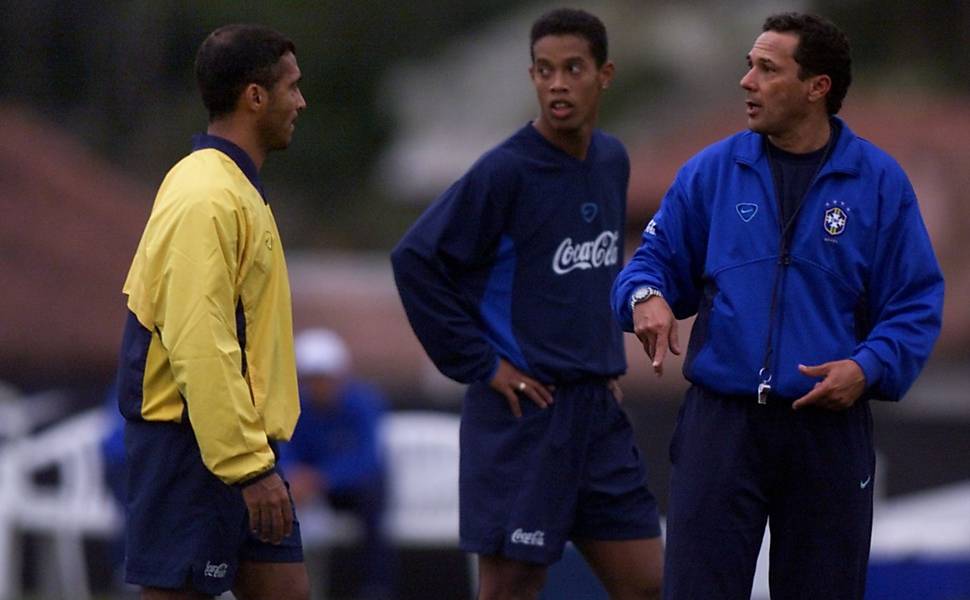 Observado por Ronaldinho Gaúcho, Romário recebe orientação de Luxemburgo