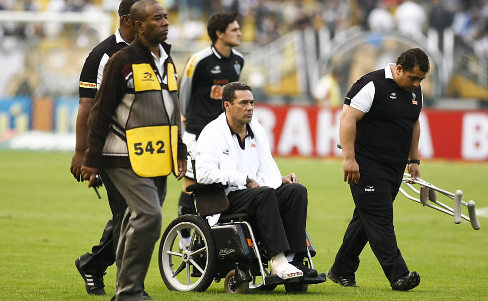 Luxemburgo sai em cadeira motorizada no intervalo de Corinthians e Atlético-MG