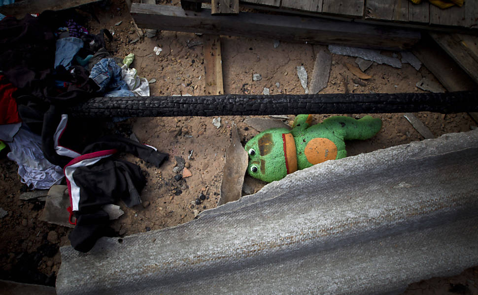 Brinquedos estão entre os objetos encontrados pela reportatem no local