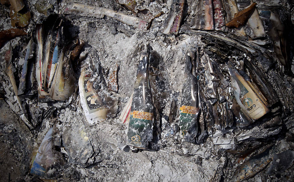 No processo de desocupação, diversos incêndios detruíram os objetos que ficaram no terreno