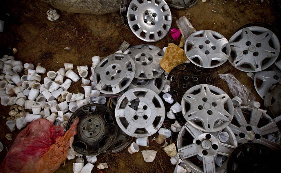 Calotas de carro e copos de plático estão entre os objetos encontrados pela reportatem no local