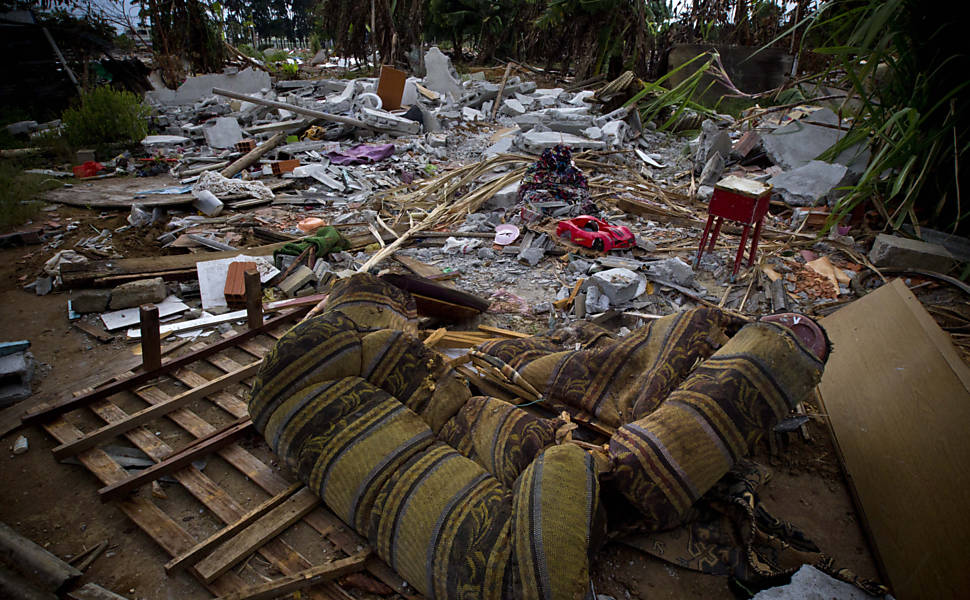 Até sofás foram destruídos pelas máquinas que derrubaram as casas na desocupação