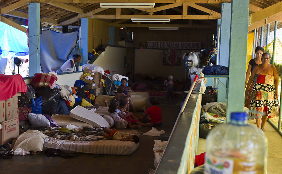 Famílias que deixaram o terreno do Pinheirinho estão em abrigos da prefeitura