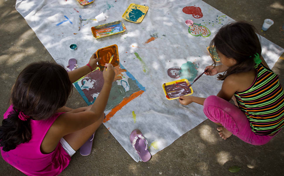 Crianças que moravam no Pinheirnho brincam em abrigo da prefeitura