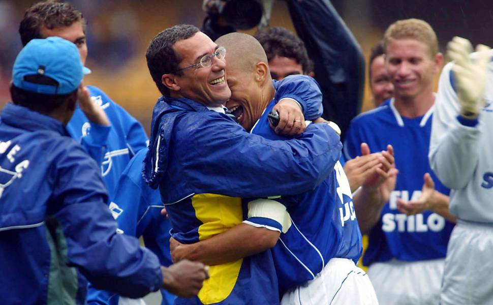 Luxemburgo abraça Alex na conquista do Brasileiro pelo Cruzeiro