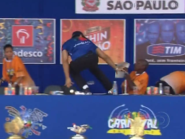 Confusão na apuração do Carnaval de São Paulo. Foto: Reprodução de TV