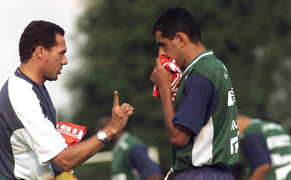Luxemburgo conversa com o lateral Arce em treino do Palmeiras, em 2002
