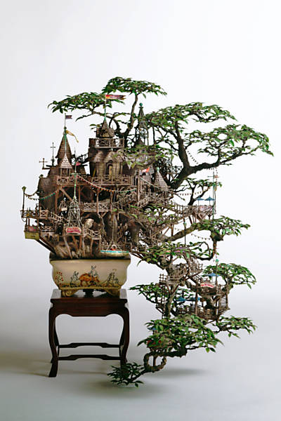 Artista cria mundos em miniatura em bonsais