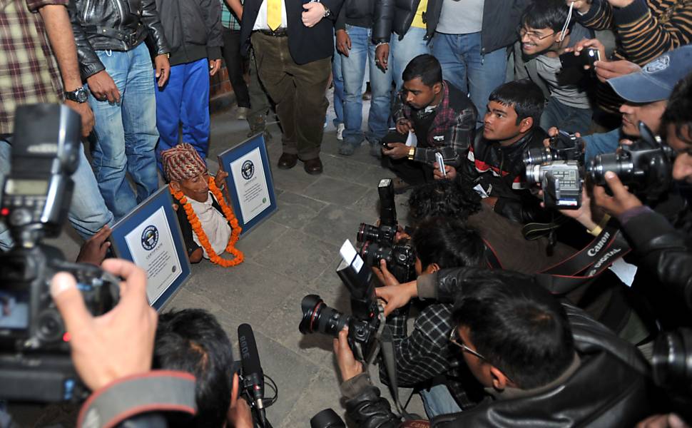 Nepalês recebe certificado de menor homem do mundo