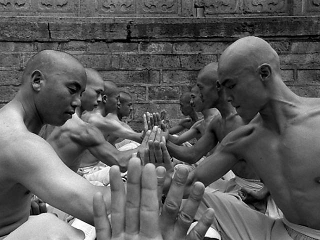 Rotina de monges lutadores do templo Shaolin na China