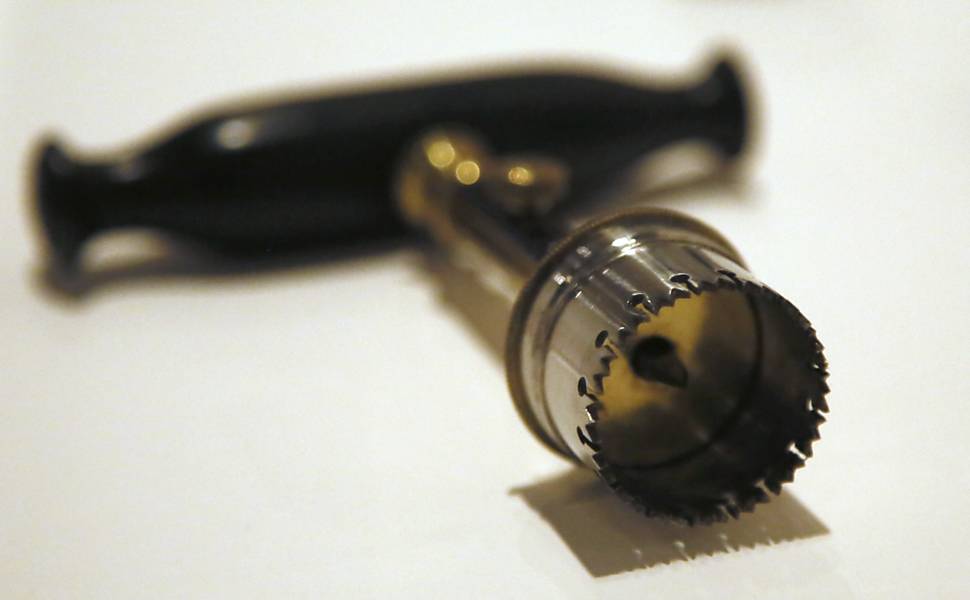 Trefina que era usada em cirurgias cerebrais durante o século 19