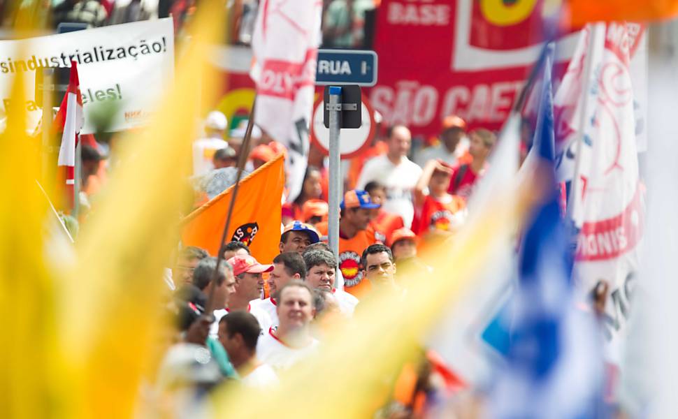 Manifestantes participam nesta quarta-feira de ato em frente a Assembleia Legislativa de São Paulo contra a desindustrialização e pelo emprego, chamado de Grito de Alerta 