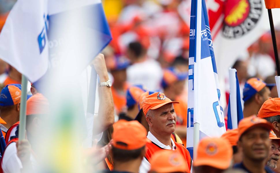 Manifestantes participam nesta quarta-feira de ato em frente a Assembleia Legislativa de São Paulo contra a desindustrialização e pelo emprego, chamado de Grito de Alerta 