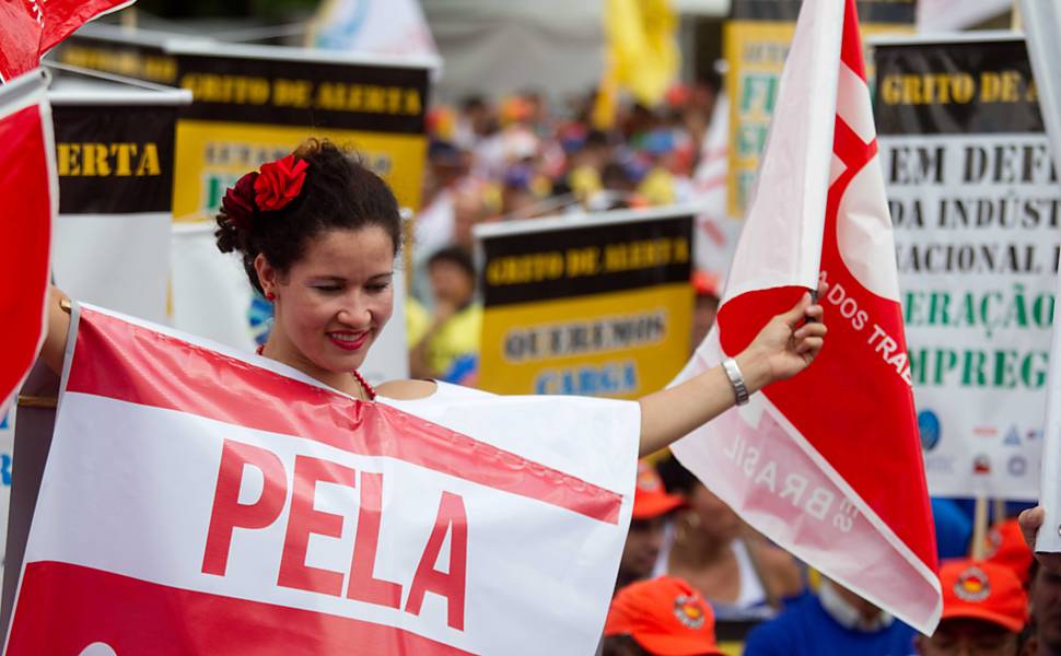 Manifestantes participam nesta quarta-feira de ato em frente a Assembleia Legislativa de São Paulo contra a desindustrialização e pelo emprego, chamado de Grito de Alerta 