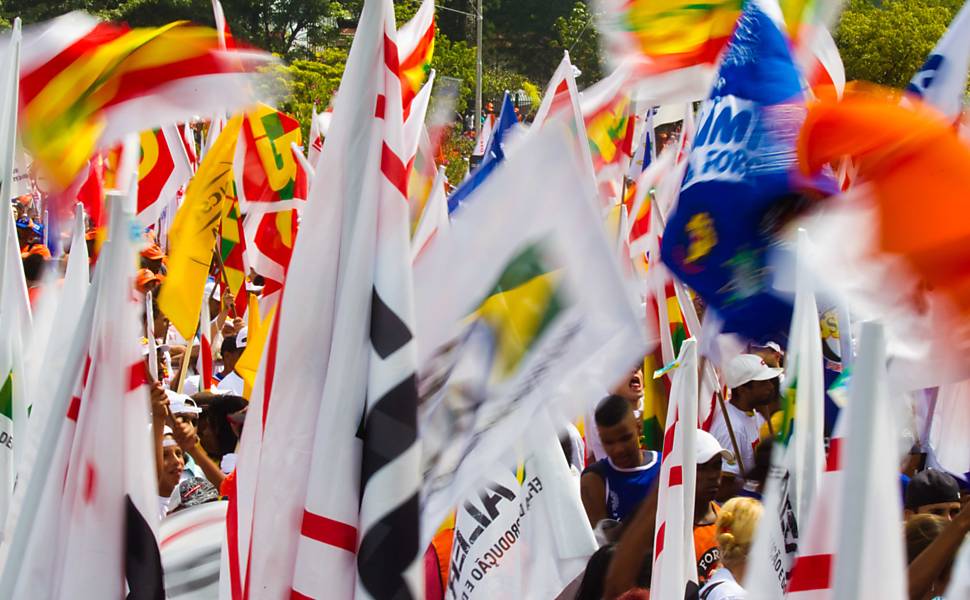 Manifestantes participam nesta quarta-feira de ato em frente a Assembleia Legislativa de São Paulo contra a desindustrialização e pelo emprego, chamado de Grito de Alerta 