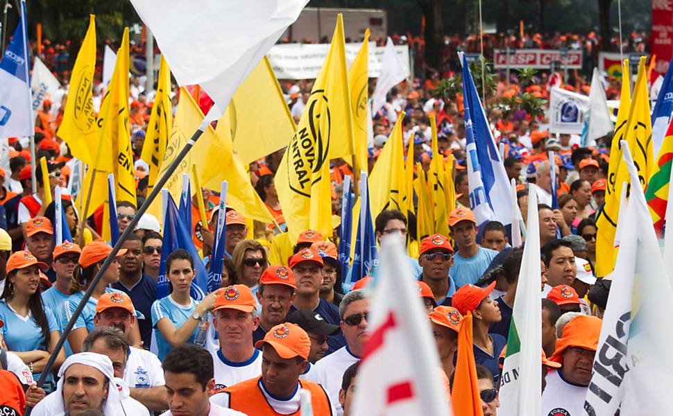 Manifestantes participam nesta quarta-feira de ato em frente a Assembleia Legislativa de São Paulo contra a desindustrialização e pelo emprego, chamado de Grito de Alerta 
