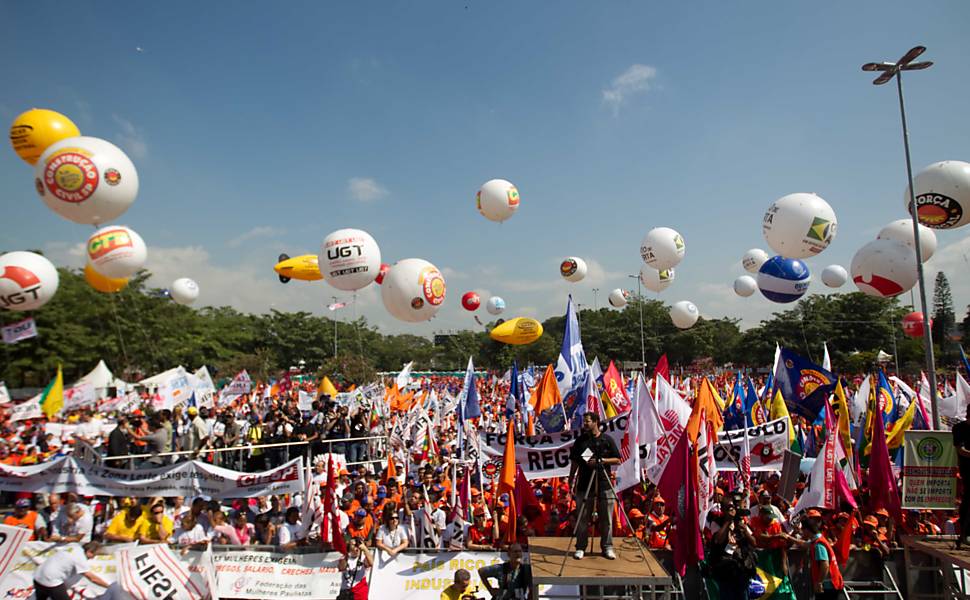 Manifestantes participam nesta quarta-feira de ato em frente a Assembleia Legislativa de São Paulo contra a desindustrialização e pelo emprego, chamado de Grito de Alerta 
