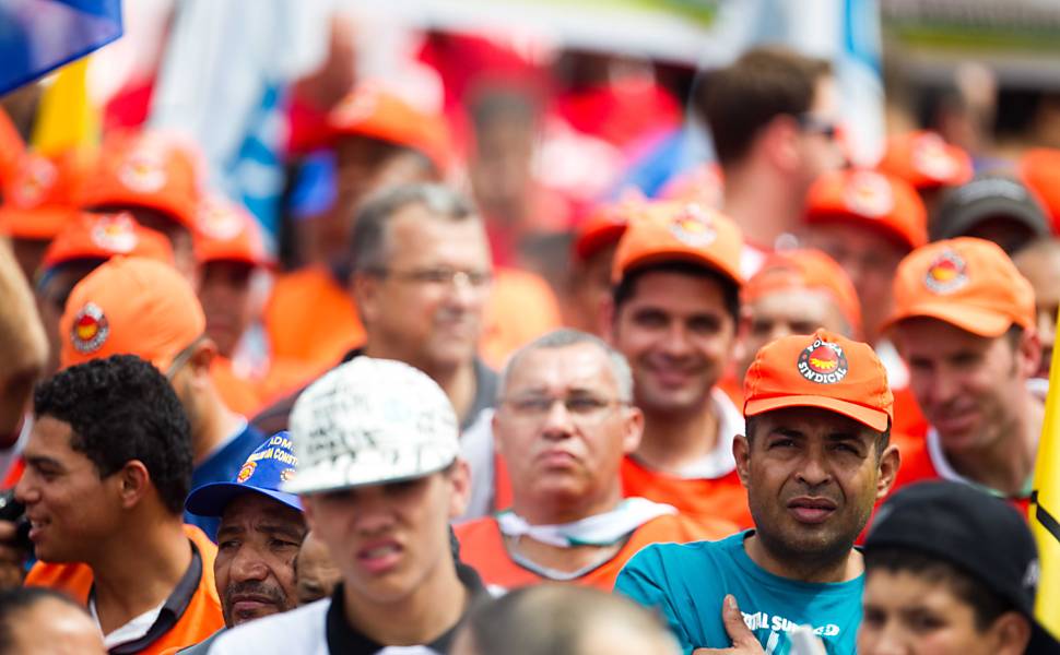 Manifestantes participam nesta quarta-feira de ato em frente a Assembleia Legislativa de São Paulo contra a desindustrialização e pelo emprego, chamado de Grito de Alerta 